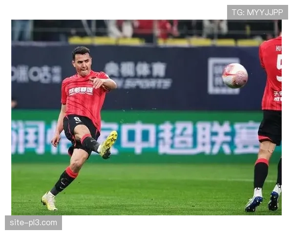 成都蓉城球员周定洋中场覆盖范围大 攻防俱佳 成都蓉城球员周定洋中场覆盖范围大 攻防俱佳