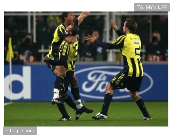 费内巴切客场3比2险胜贝西克塔斯 埃德森首秀遭球迷杂物袭击